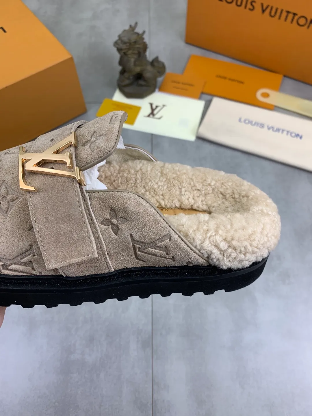 Men's Men's Shoes P480 New Couple Style LV Louis Vuitton L Family Donkey Brand Latest Easy Series Birkenstock Baotou Thick Sole Wool Slippers Sandals Original purchase, development and production This LV Easy sandal is made of suede cow leather, with Monogram pattern to highlight the trendy style. Adjustable straps with illuminated LV letters, flexible insoles and micro outsoles provide a light and comfortable experience. Exquisite packaging at the delivery counter 🛍📦 ▪️Fabric: Original custom imported first-layer cowhide ▪️Inner lining: Original customized warm wool lining ▪️Outsole: Original open-molded rubber foam material ▪️Sole thickness: 4CM ▪️Size: Men and women 35-45
